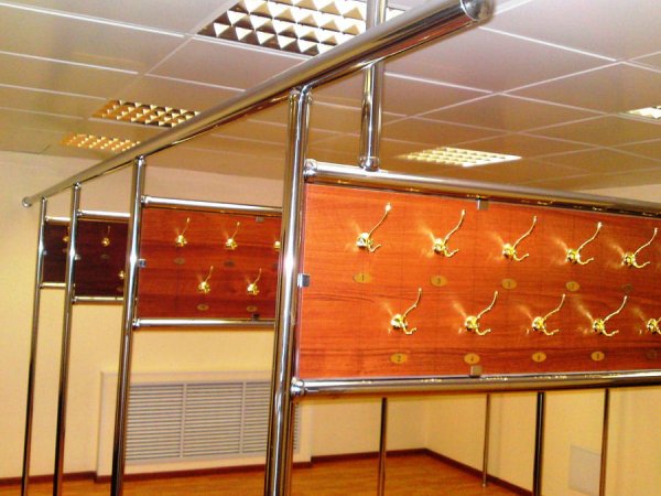Стильное гардеробное оборудование из нержавеющей стали